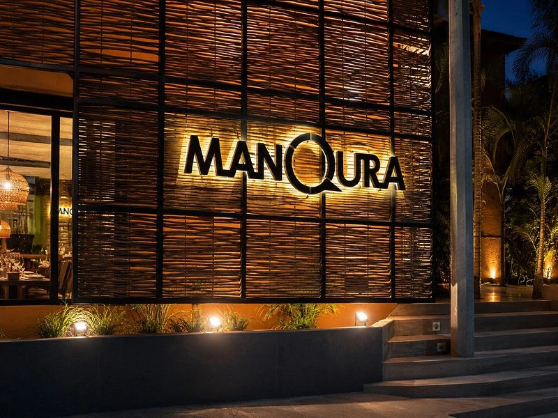 Fachada del restaurante ManQura Restobar en Máncora, con diseño inspirado en la quincha tradicional